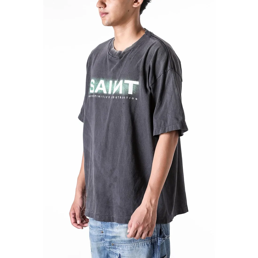 SAINT MXXXXXX SAINT SS TEE/BLK Green SAINT BOX LOGO short sleeves Washed black S-XL Look for cylindrical fabrics without side seams. Don’t buy open ones anymore. It’s boring. Assute garments are dyed. The whole piece is sprayed with horse-hair spray. Then spray it again to fade. The collar and cuffs are frayed. Many places are damaged. Authentic grade printing is restored. Accessories are complete. With little angel anti-counterfeiting label.